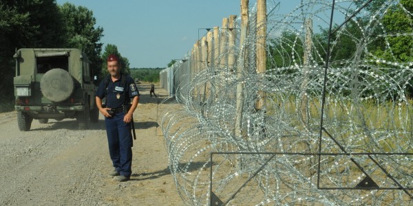 hungarian-serbian_border_barrier_3