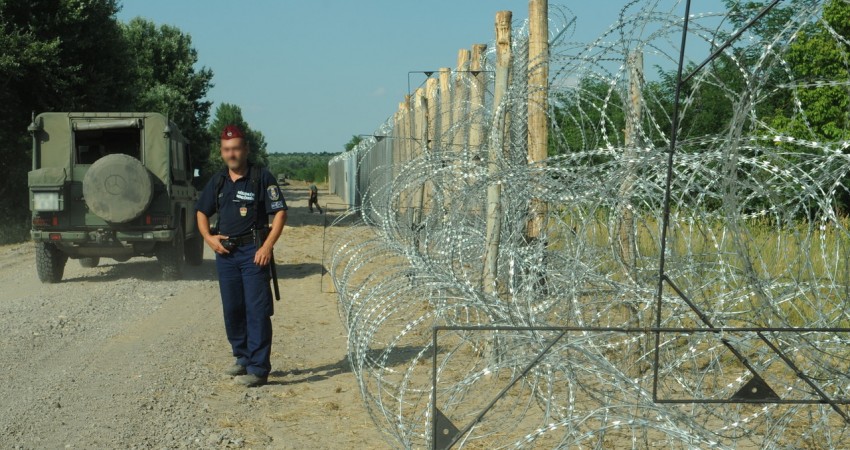 hungarian-serbian_border_barrier_3